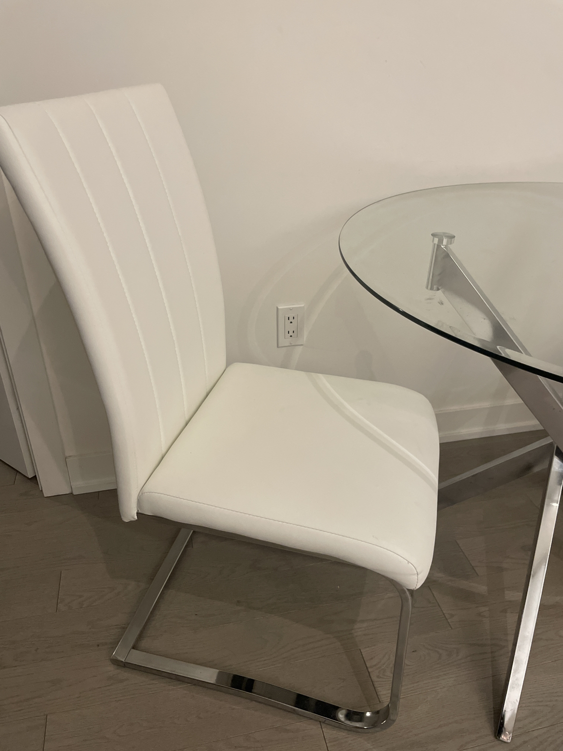 Glass table + 2 chairs image indicator(3)