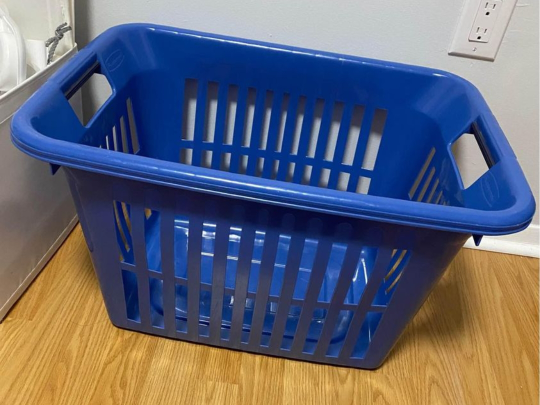 🚚RUSH SALE ‼️ Rubbermaid Hamper / Laundry basket