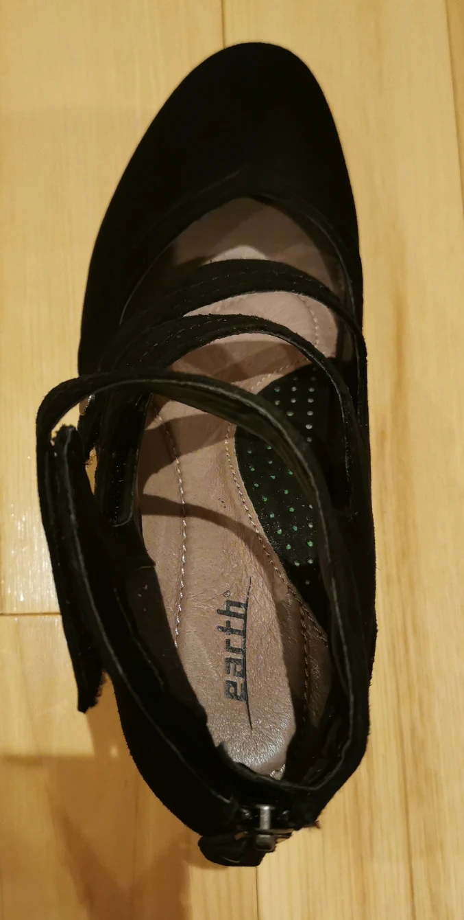 Cute NEW black suede shoes with small heel image indicator(3)