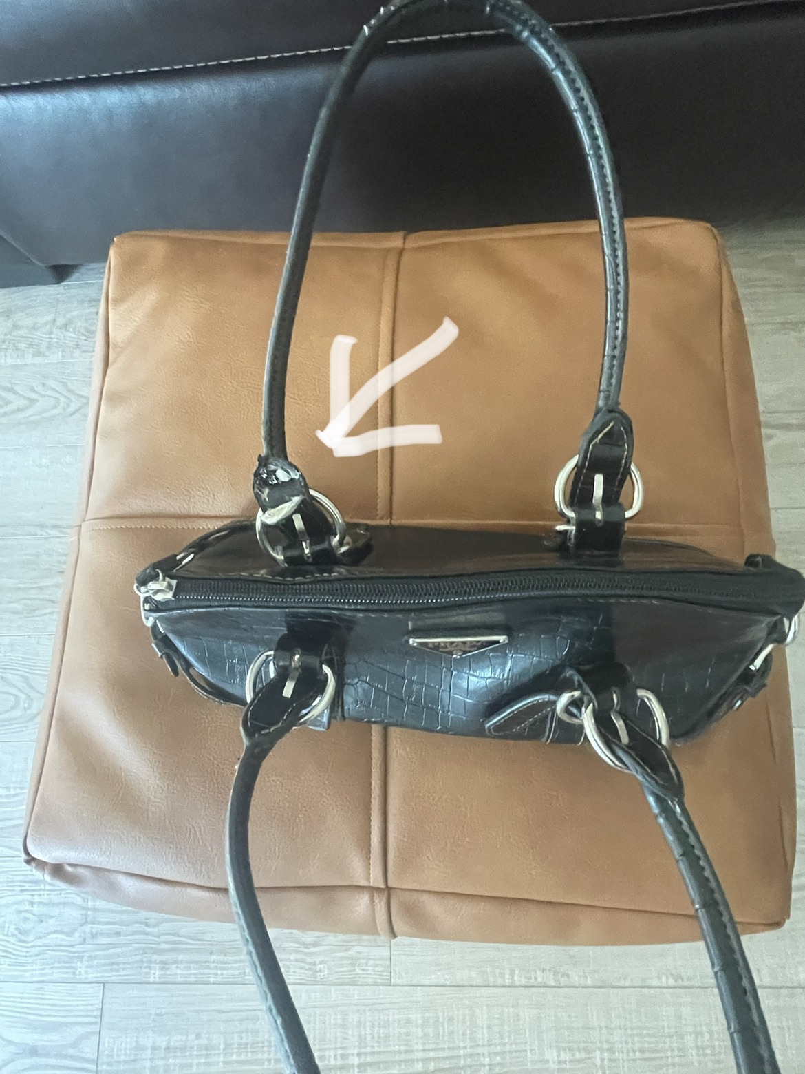 #freecycle Black handbag image indicator(4)