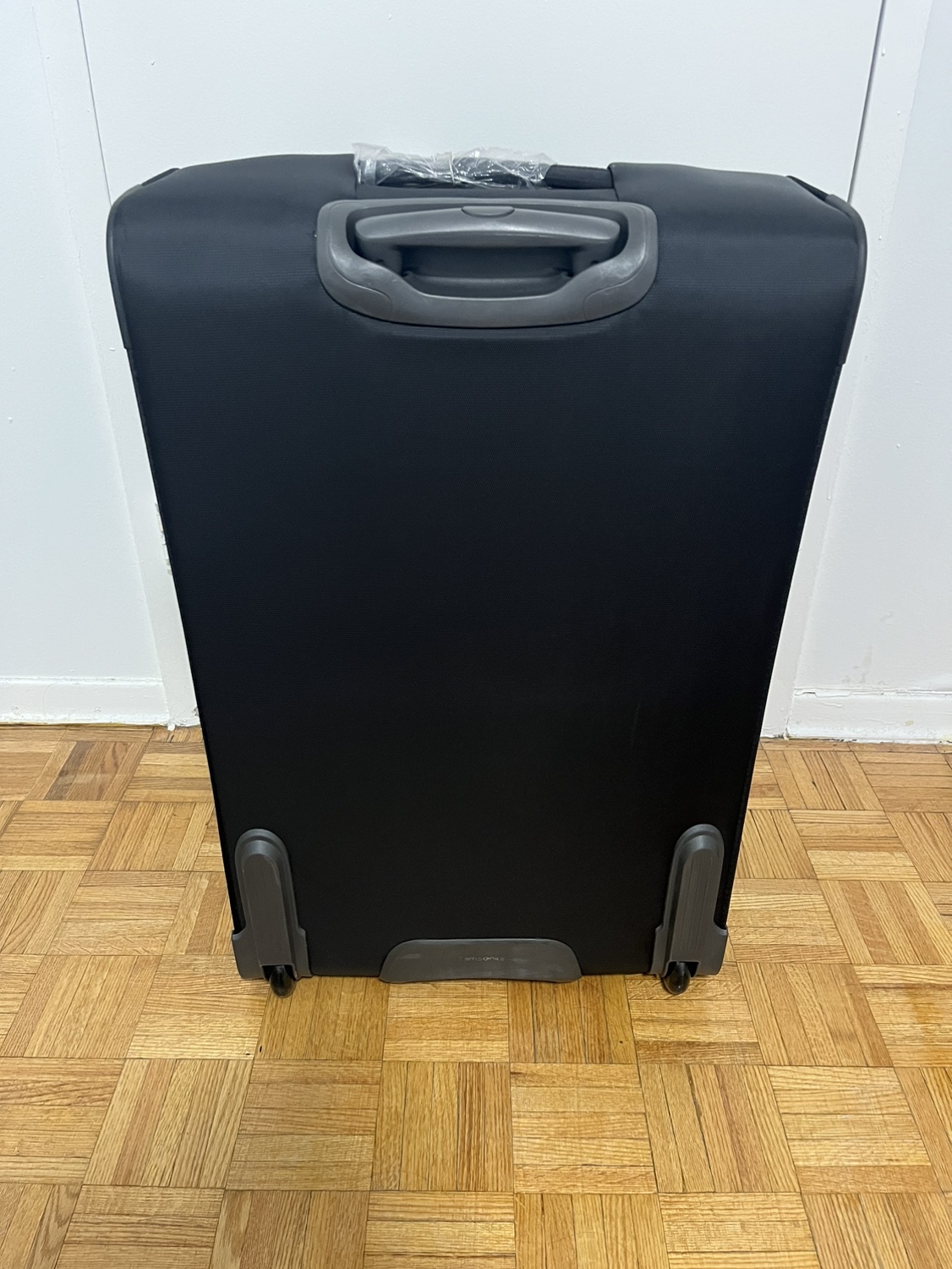 Large Black Samsonite suitcase with tags - photo 2