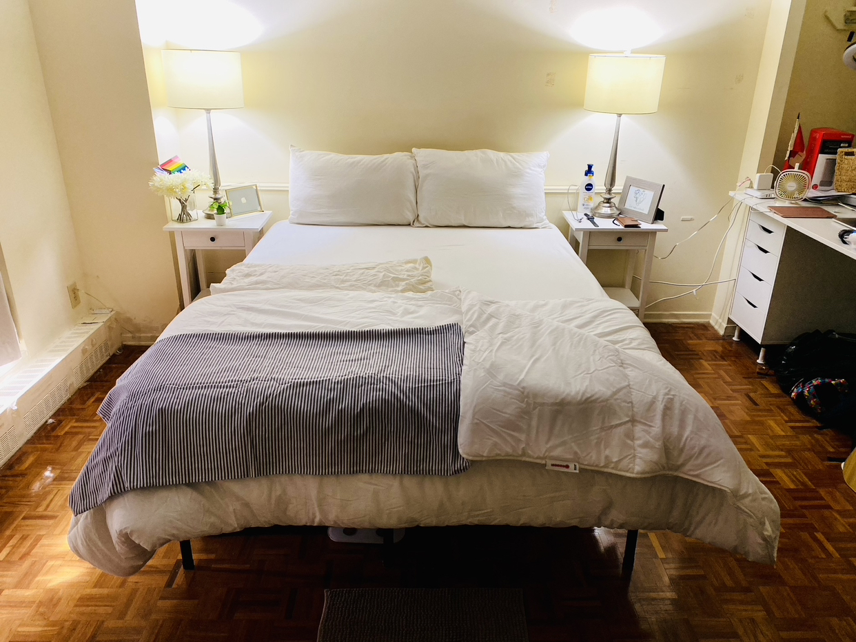 Queen (mattress+protector+bed-frame) +duvet +nightstand +lamps - photo 5