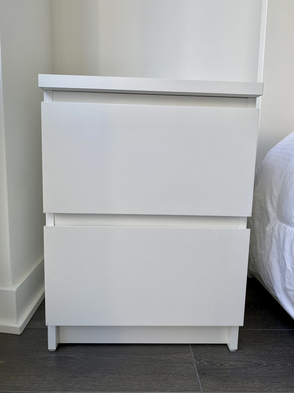 MALM one 2-drawer chest white + 2 lamps image indicator(4)