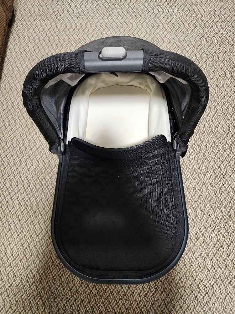 Uppababy Vista + Mesa car seat bundle