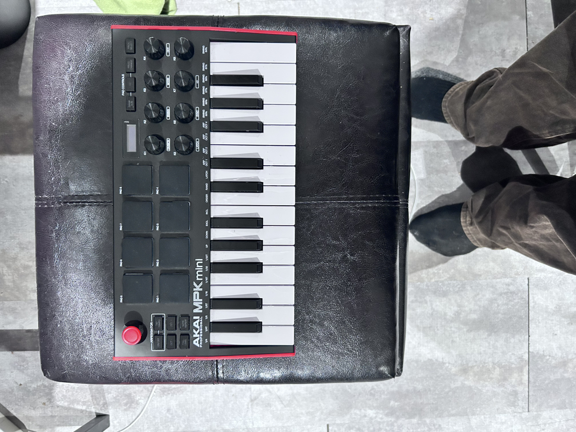 AKAI Professional MPK Mini Play MK3 - MIDI Keyboard Controller