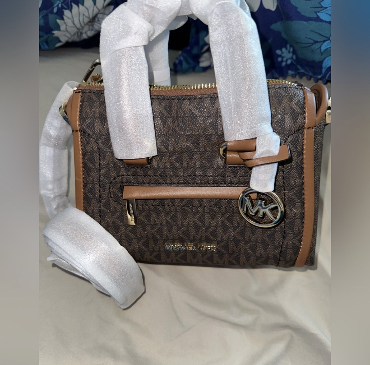 Micheal Kors bag and wallet image indicator(3)