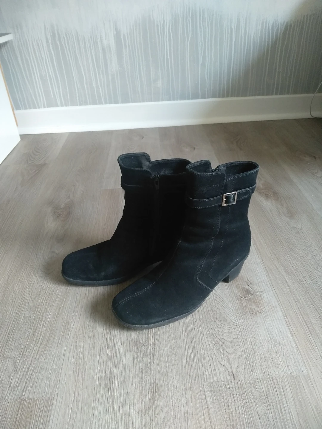 8.5 Suede boots image indicator(2)