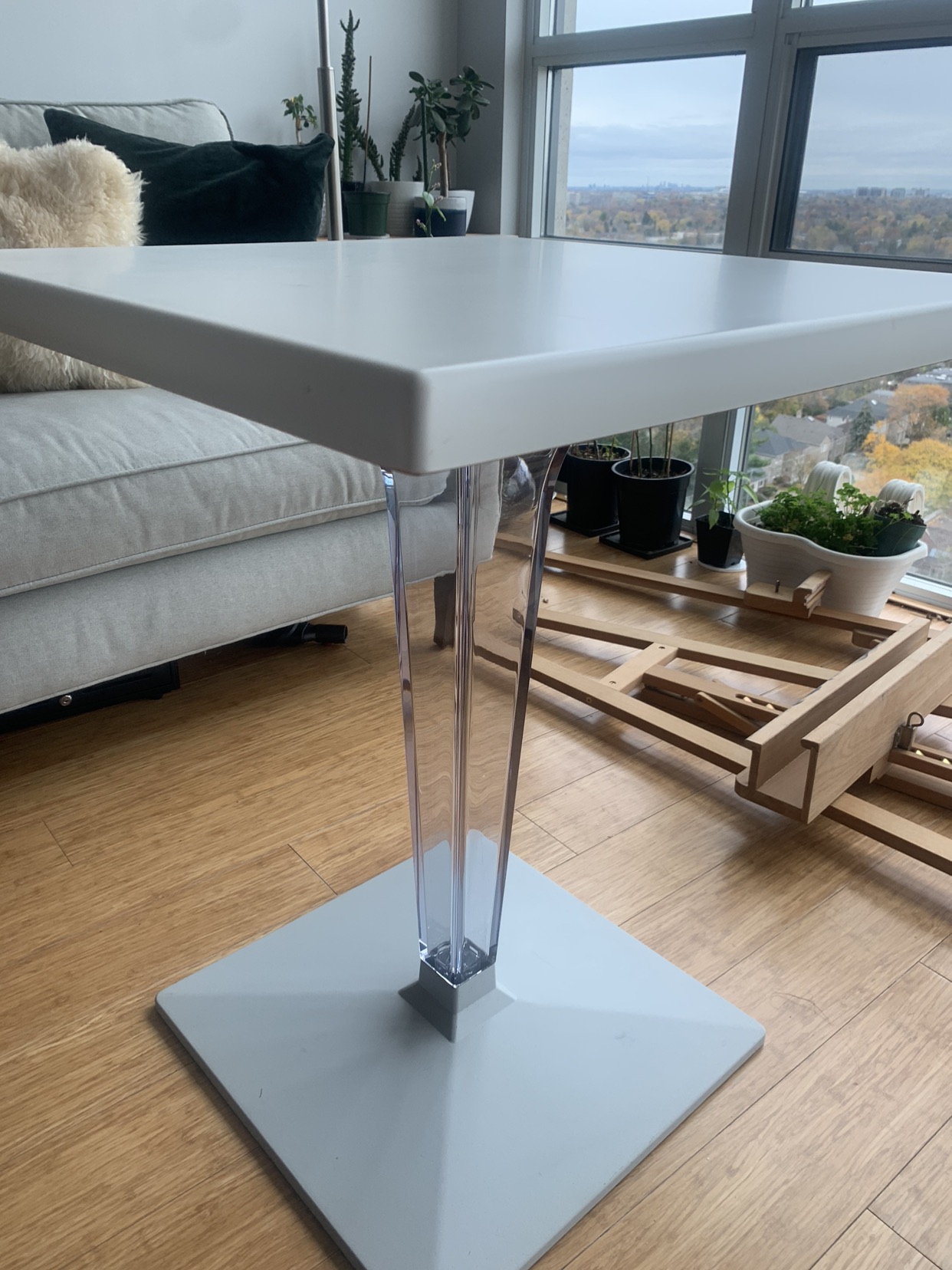 White pedestal table image indicator(2)
