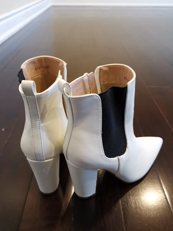 Olivia Ferguson White Boots image indicator(2)