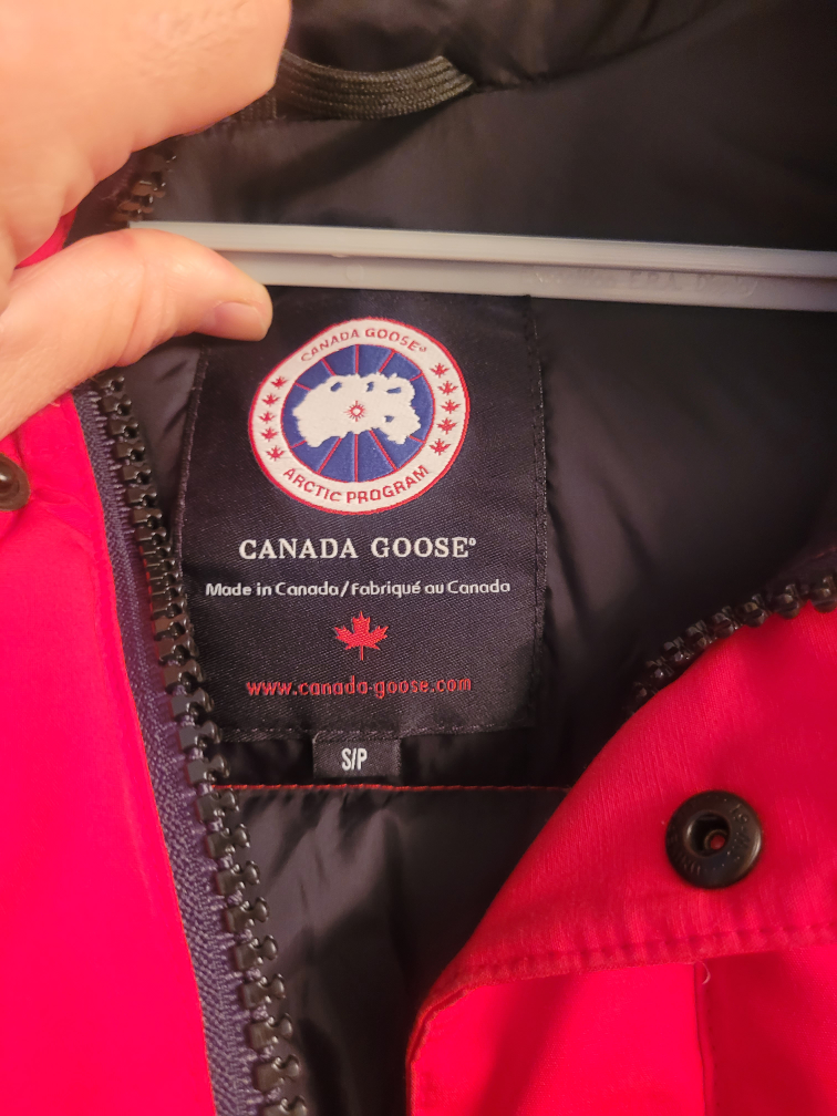 MENS SZ SMALL FITS LIKE A MEDIUM CANADA GOOSE RED VEST - photo 2