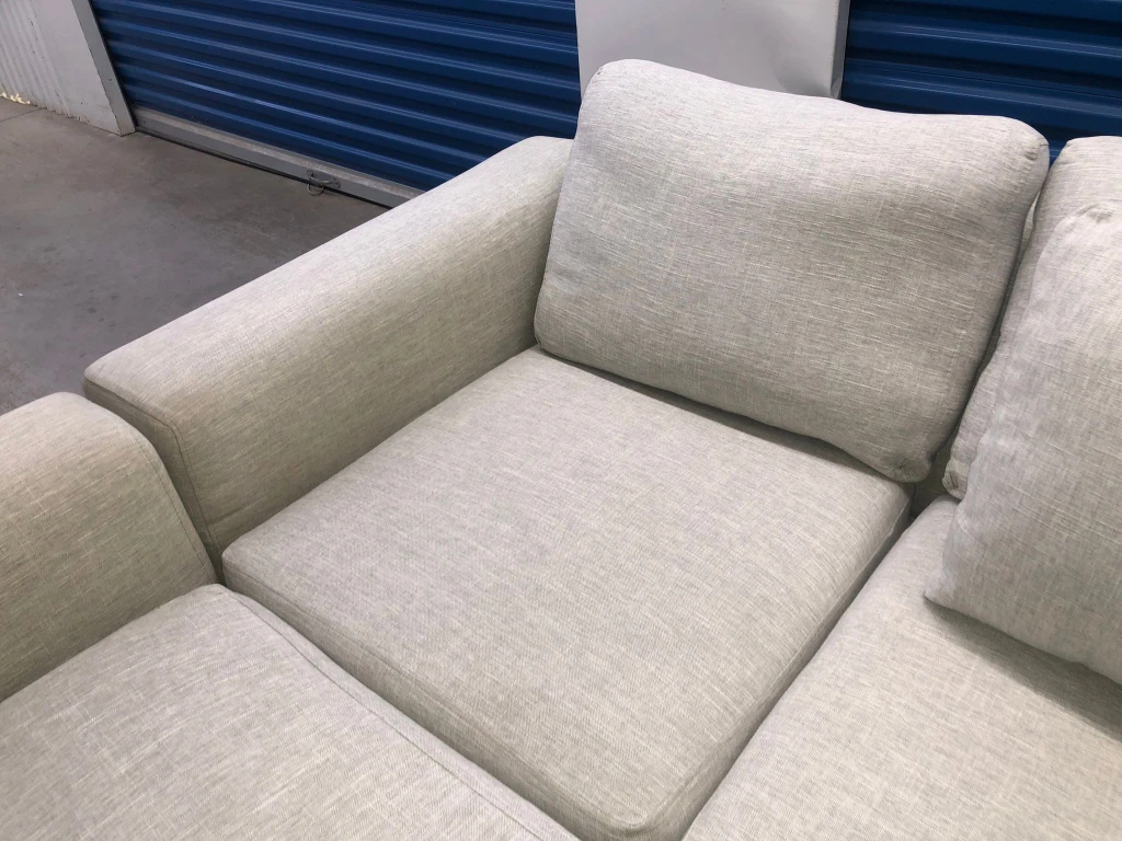 FREE DELIVERY 🚚💨 LIKE NEW 2 PIECE 4 SEATER SECTIONAL SOFA/COUCH image indicator(2)