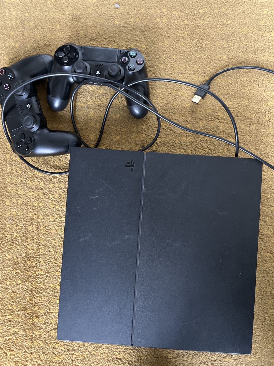 PS4 with 2 controllers (500GB) + 4 games thumbnail