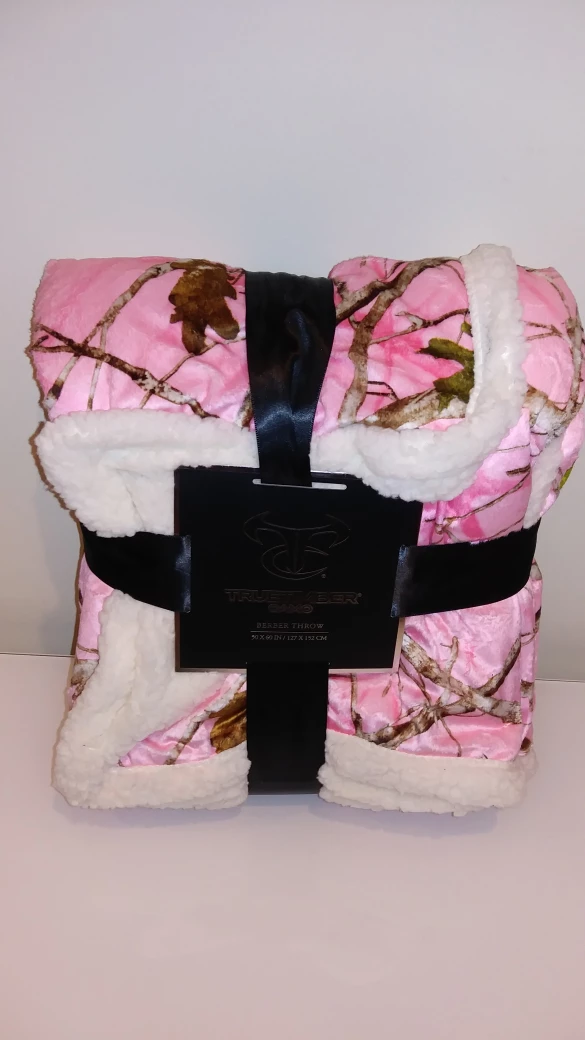 ❄TrueTimber Camo Berber Throw Blanket in Pink thumbnail
