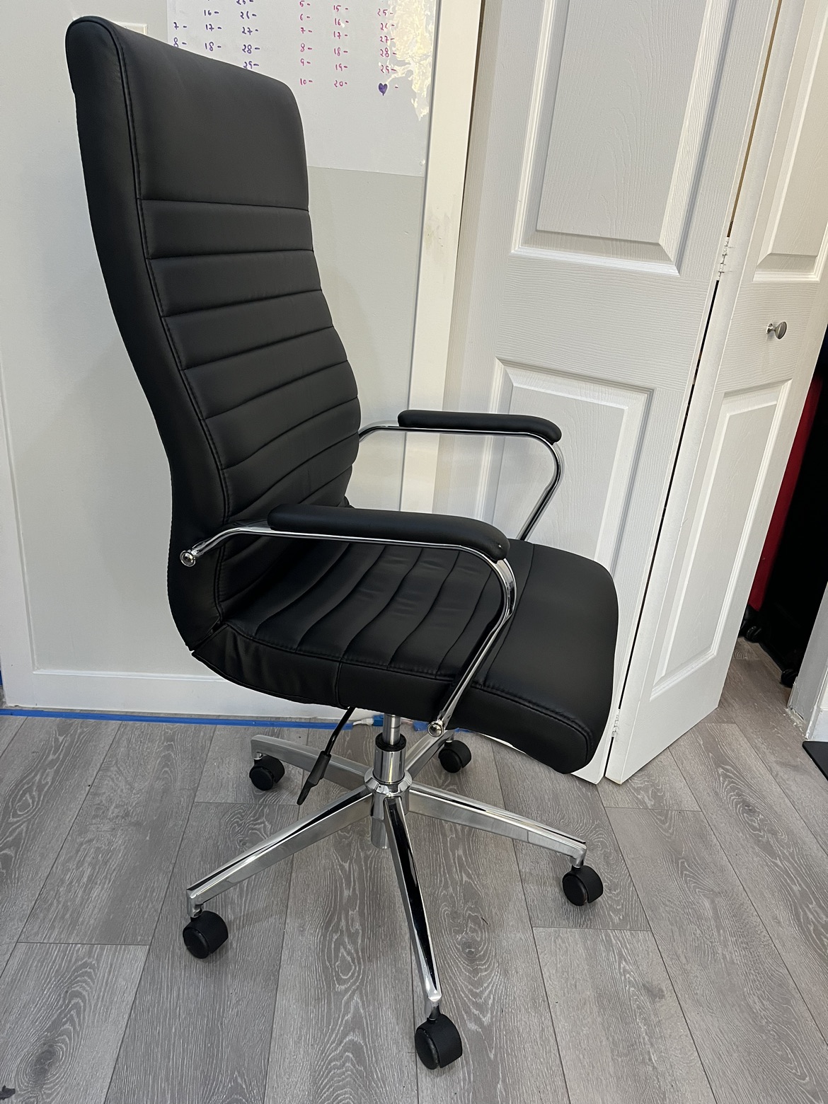 Staples Bentura Bonded Leather Manager chair Black image indicator(3)