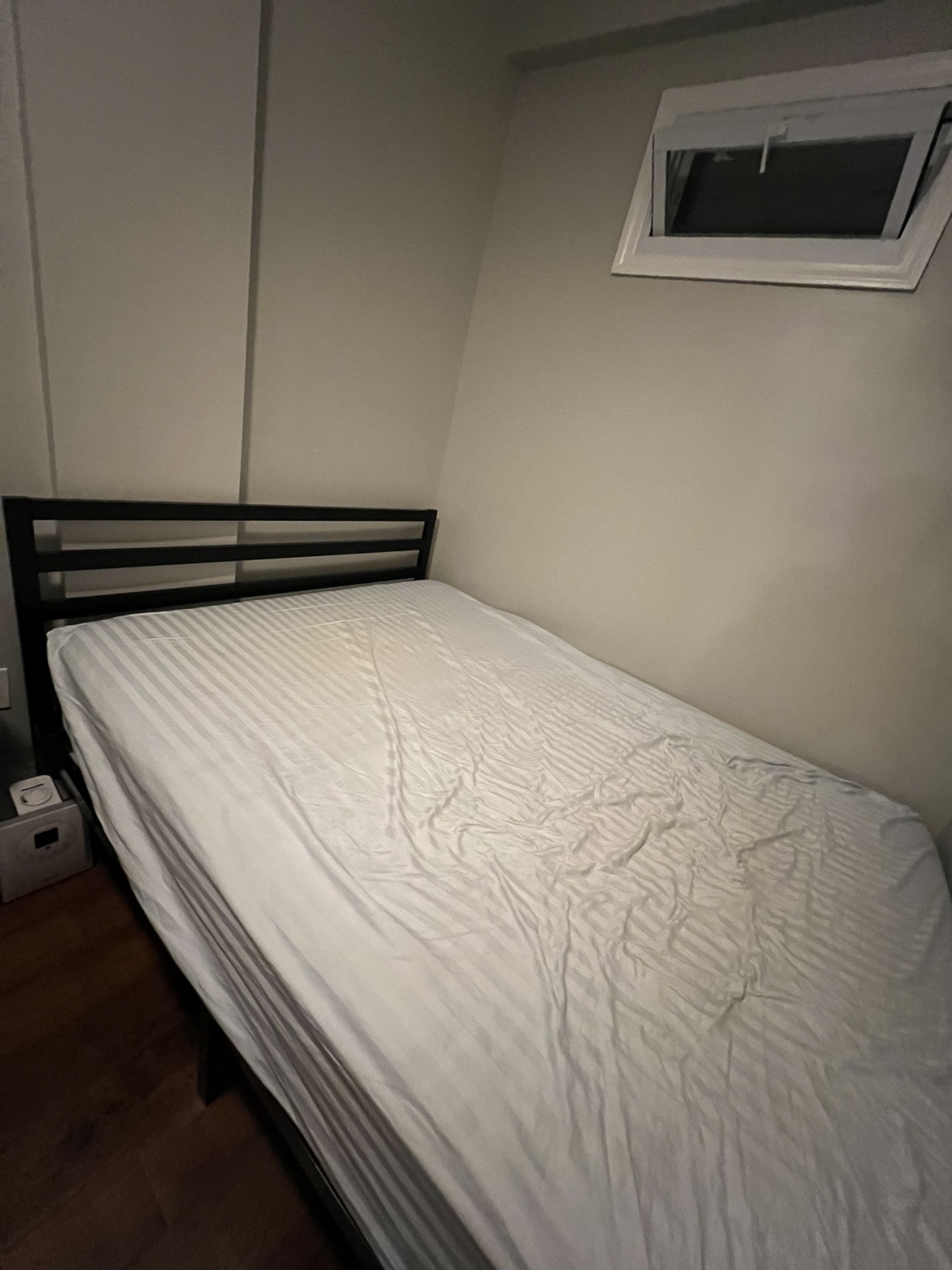 Black metal  queen size bed frame 100$ - photo 2