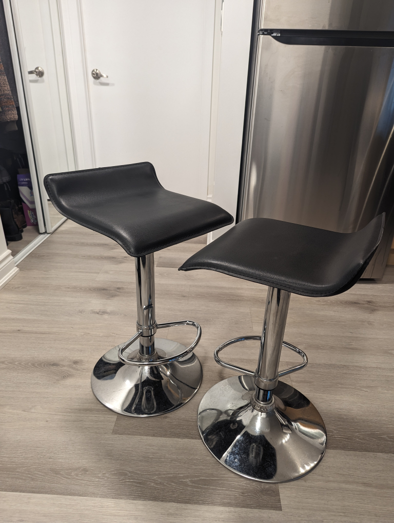 2 bar stools
