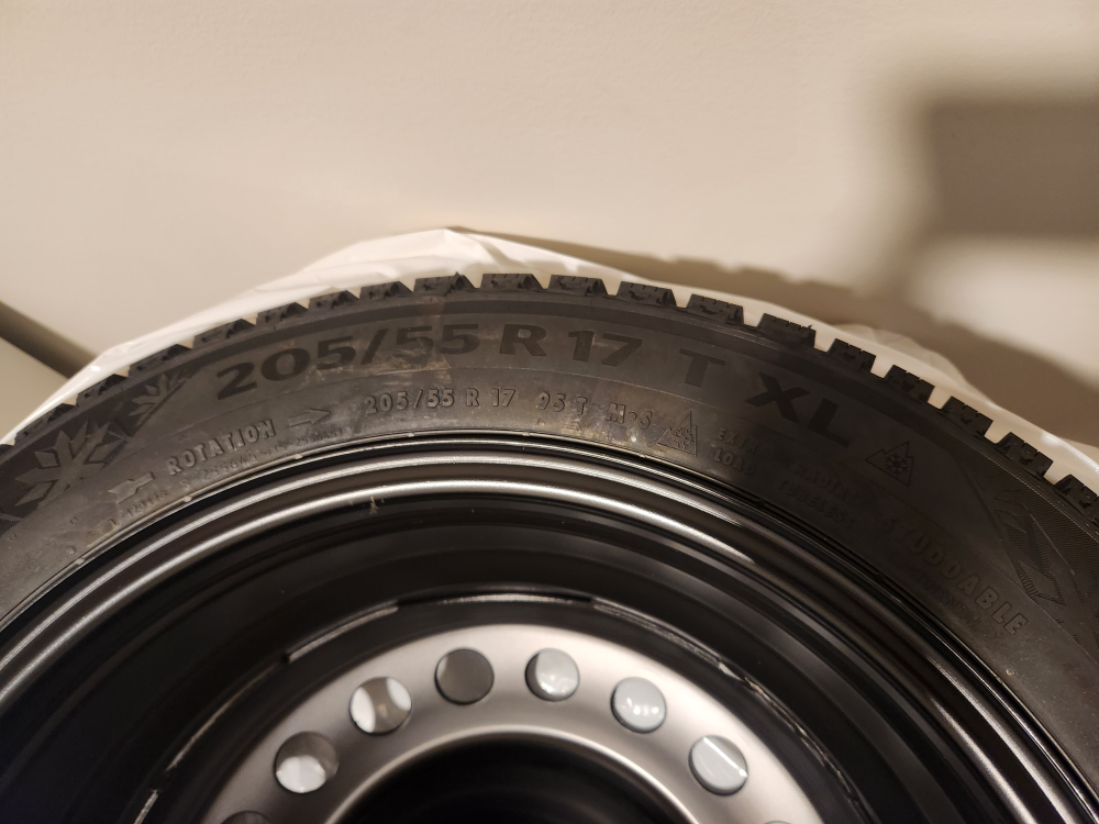 Brand new 2021 Nissan kicks winter tyres/tires with rim thumbnail
