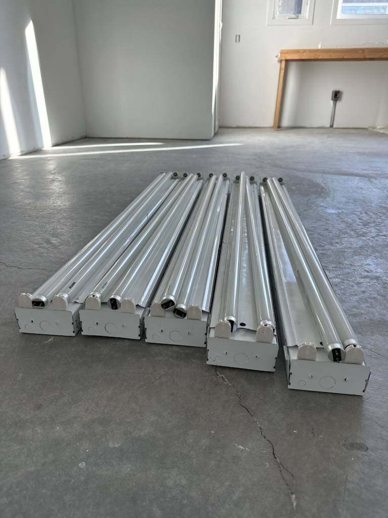 Fluorescent light fixtures