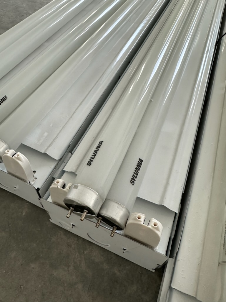 Fluorescent light fixtures - photo 2
