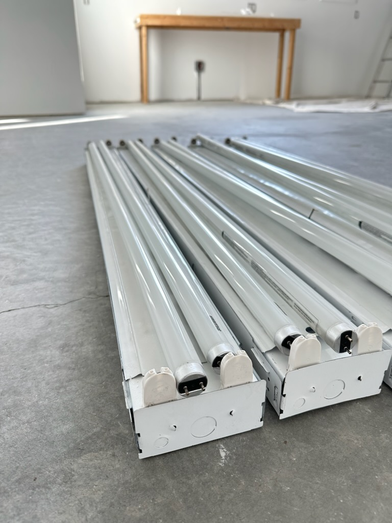 Fluorescent light fixtures - photo 4