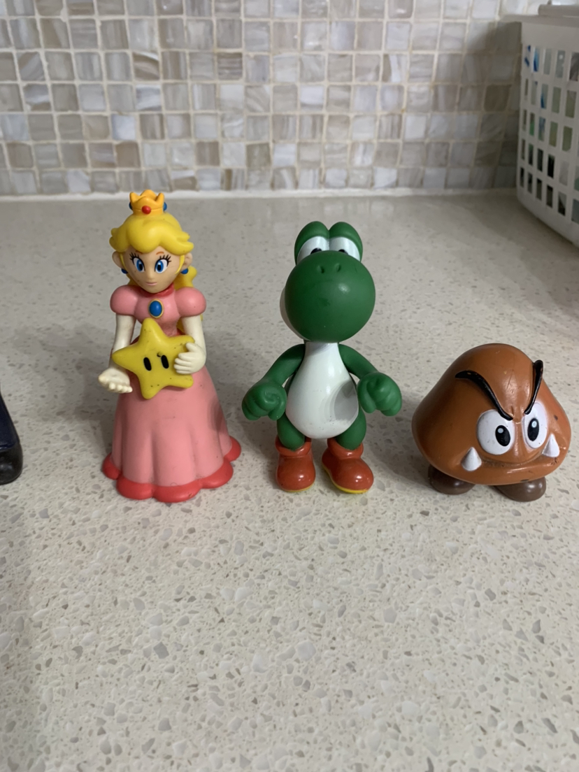 Vintage  2006 Nintendo Mario figurines image indicator(3)