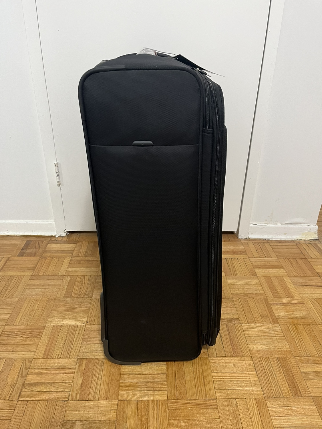 Large Black Samsonite suitcase with tags - photo 4
