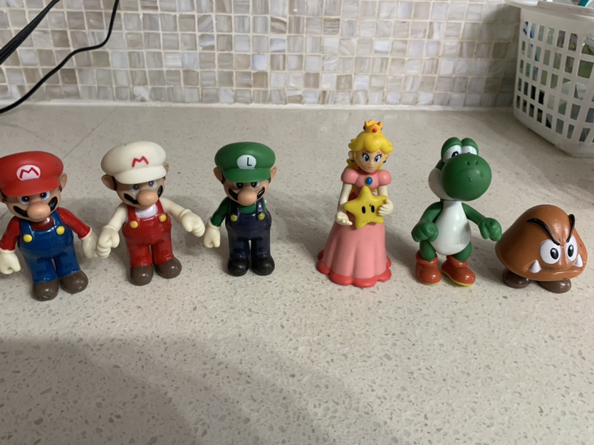 Vintage  2006 Nintendo Mario figurines image indicator(2)