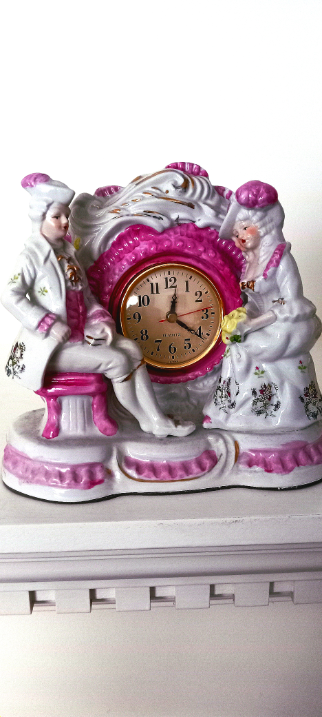 antique table clock from 60s. image indicator(2)