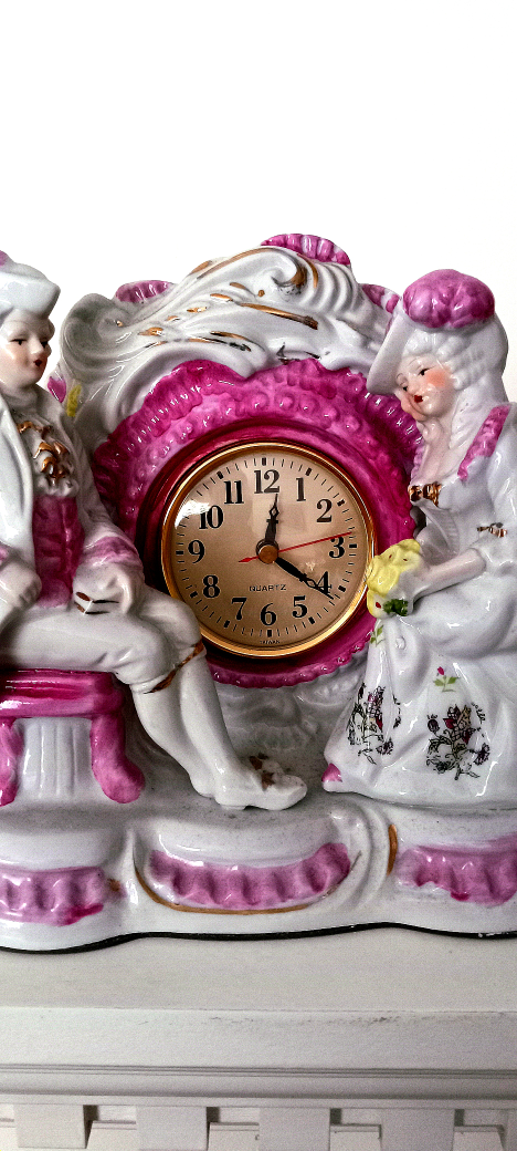 antique table clock from 60s. image indicator(3)