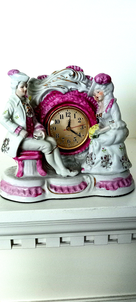 antique table clock from 60s. image indicator(4)