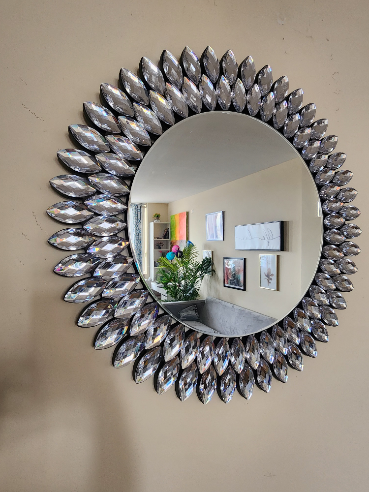 Selling my beautiful decor mirror. thumbnail