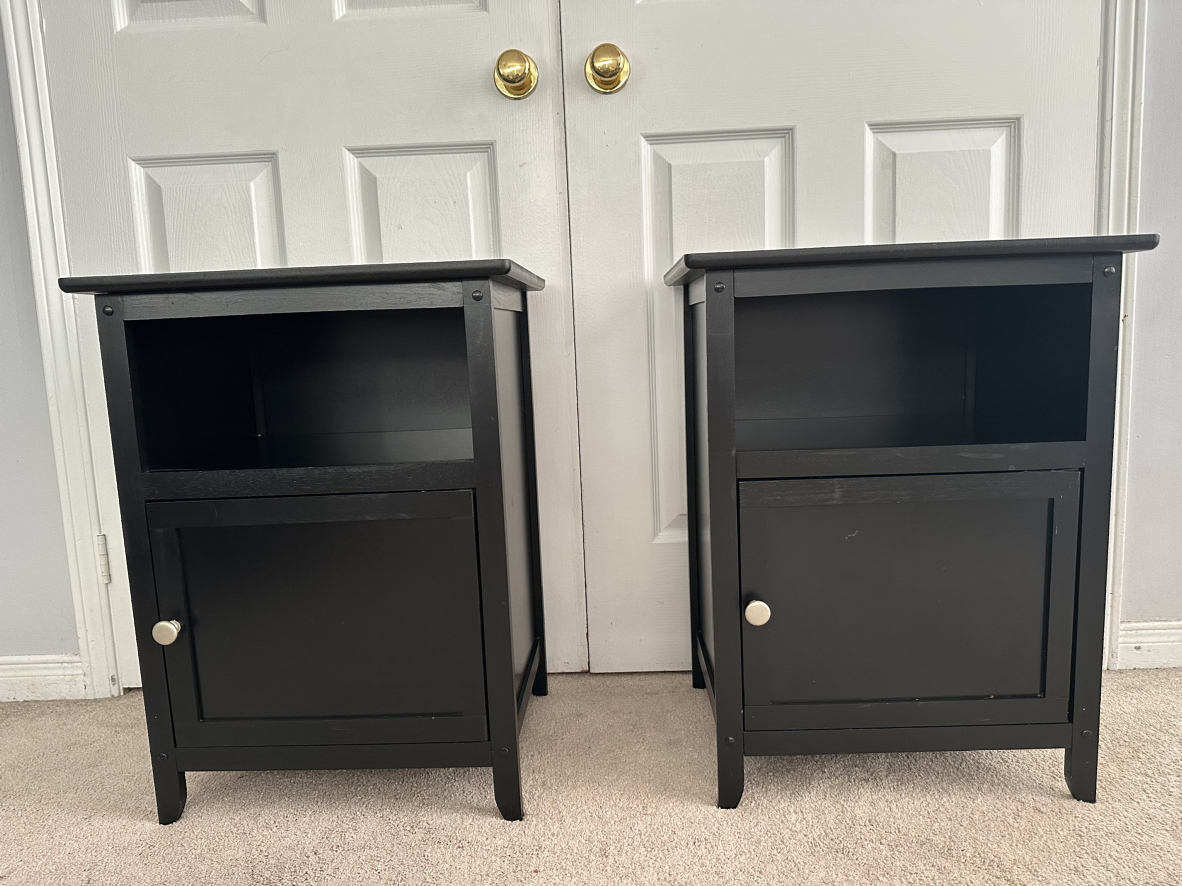 2 wooden night stands in great condition!