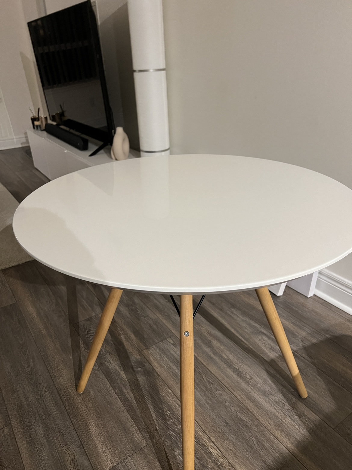 White round table - photo 2