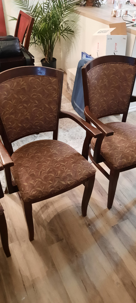 4 Solid dining chairs
