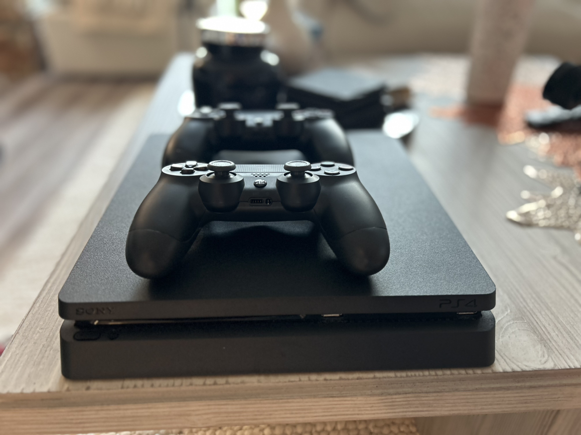 PlayStation 4 Slim (PS4) & two controllers - photo 3