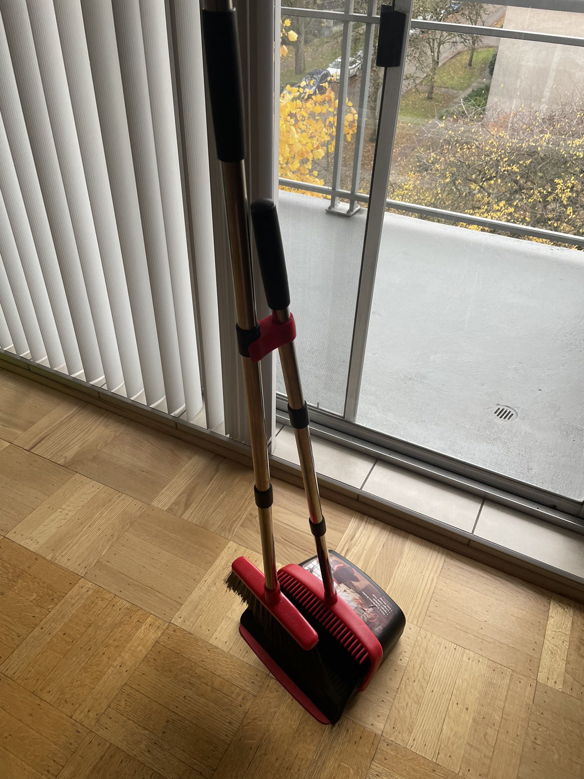 Brush and dustpan - photo 2