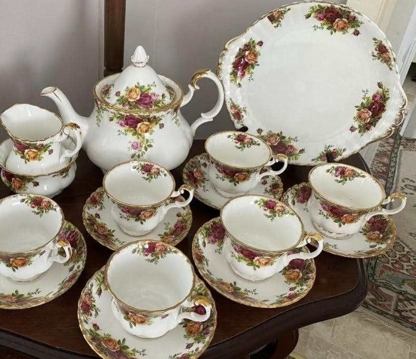 Royal Albert "Old Country Roses " 10 Sets, Tea Set + Service thumbnail