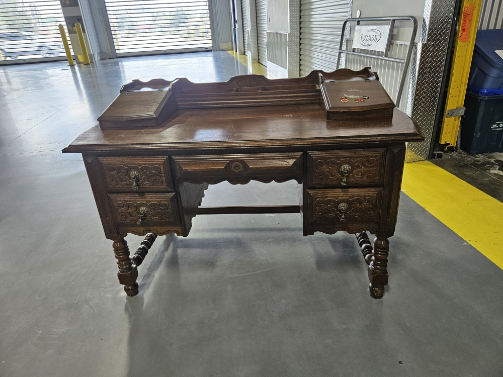 Antique desk❄️ thumbnail