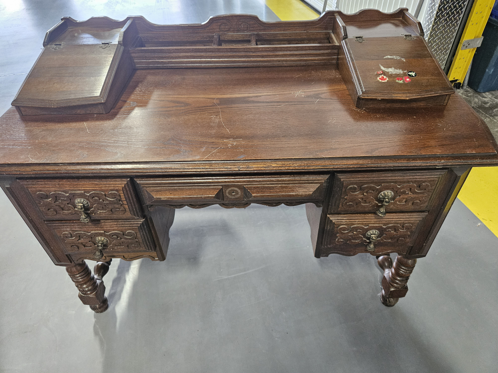 Antique desk❄️ - photo 2