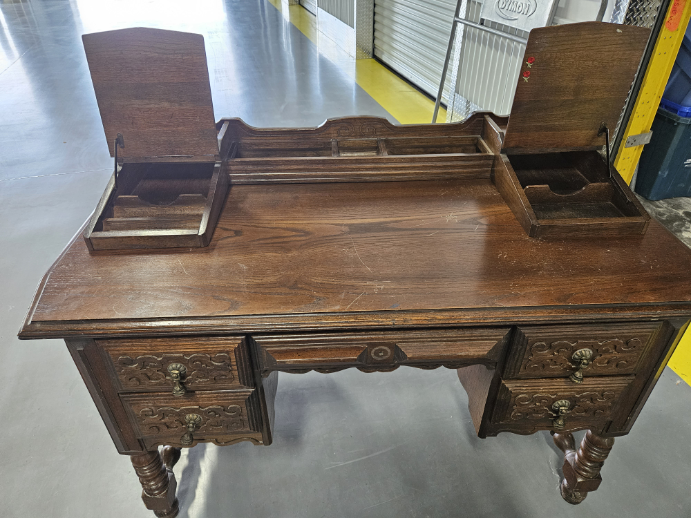 Antique desk❄️ - photo 3