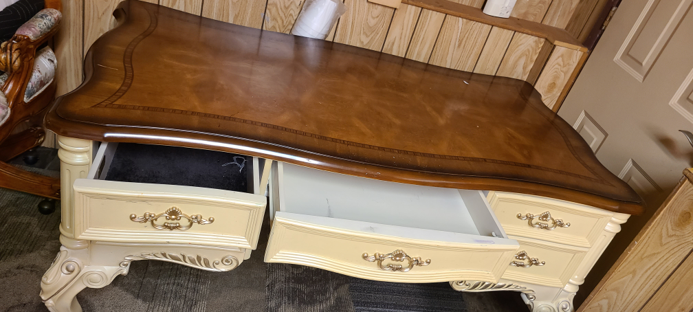 TABLE - photo 2