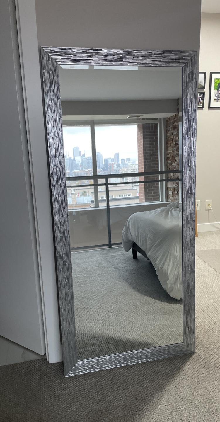 #sellingspree Beautiful full length mirror (tall 63”)