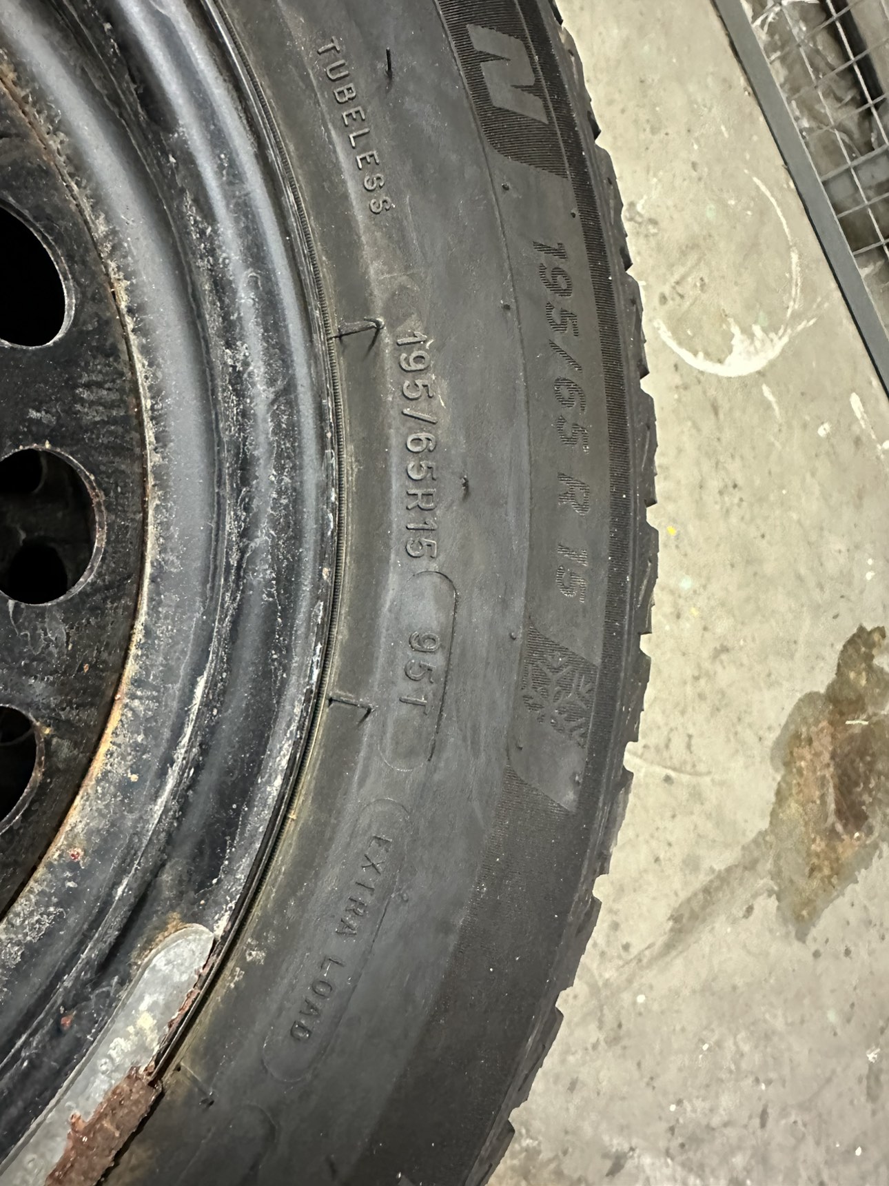 4 x Michelin X-ICE snow tires on Rim in excellent condition - photo 2