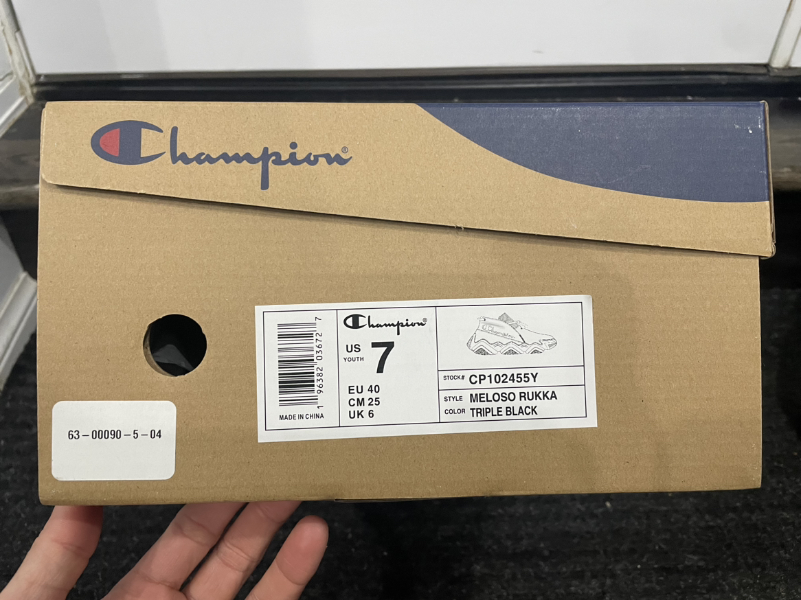 Champion sneaker triple black US7 image indicator(3)