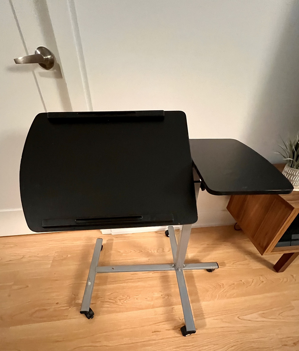 Adjustable table for laptop/work/snacks or side table - photo 3