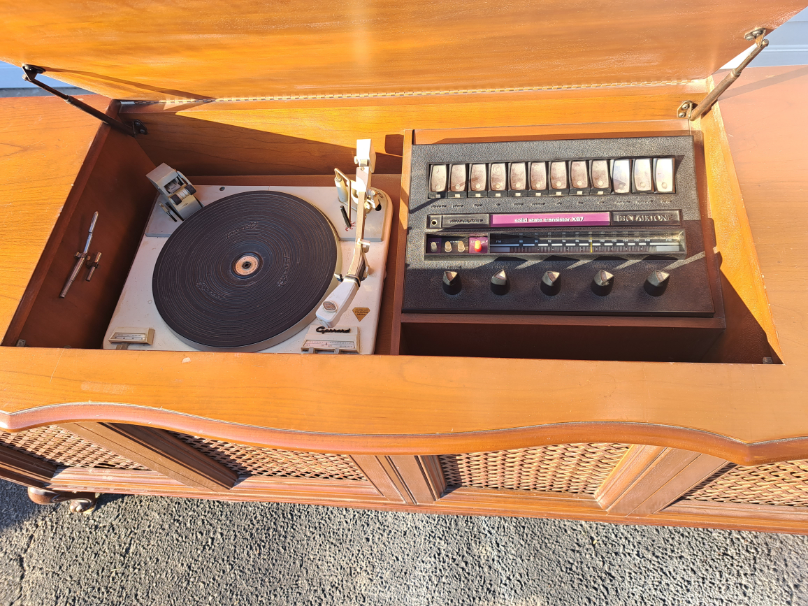 Vintage mid century Clairtone stereo cabinet. - photo 4