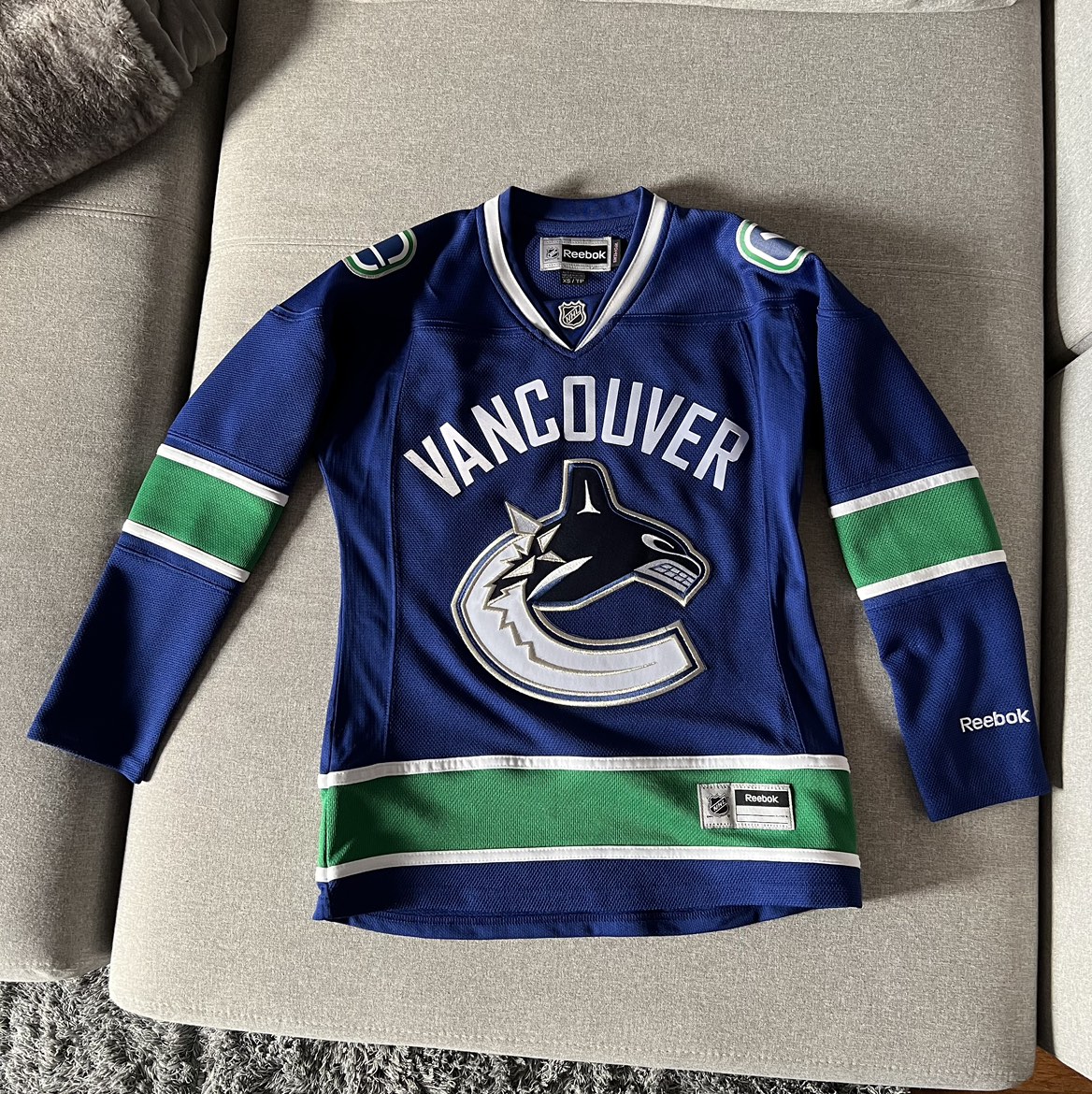Canucks Jersey - women’s XS