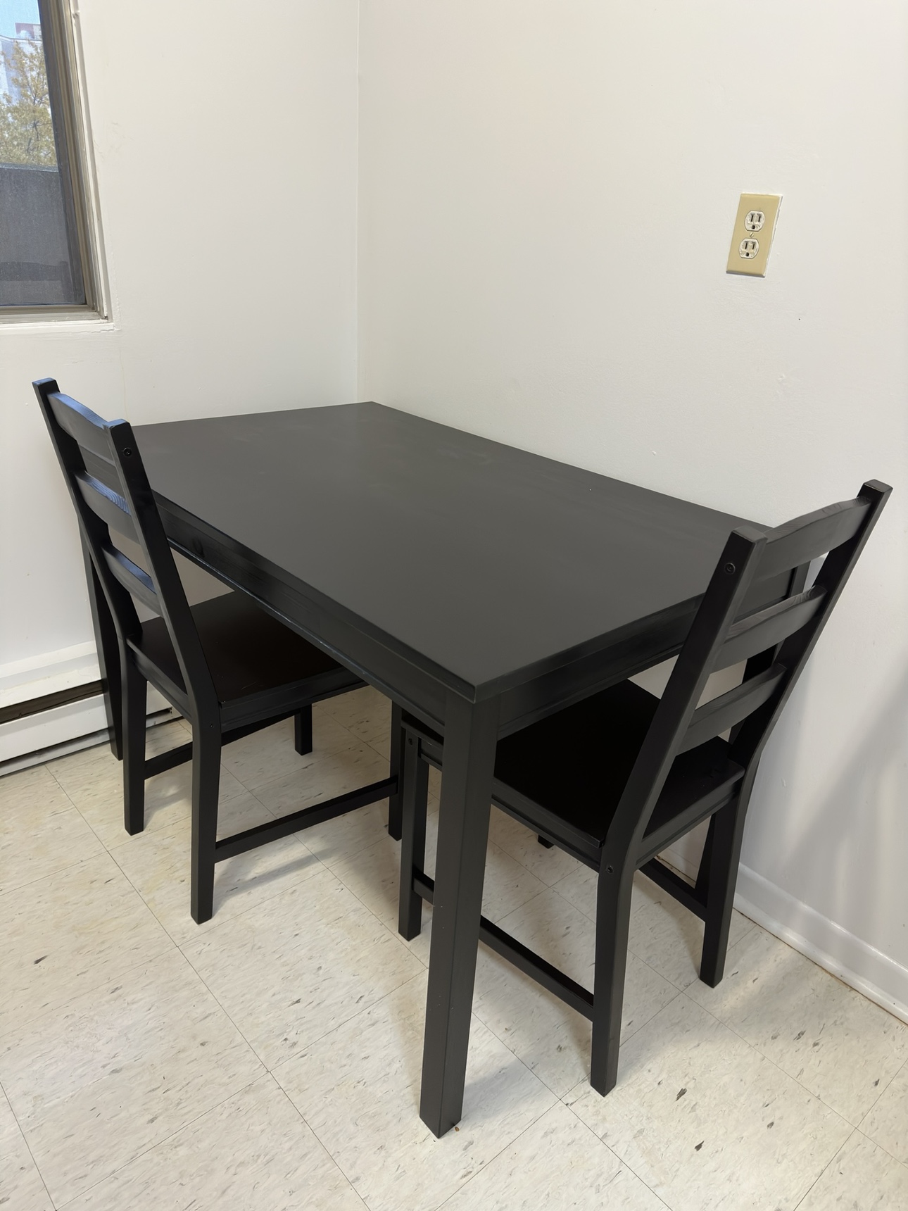 Table and 4 chairs - photo 3