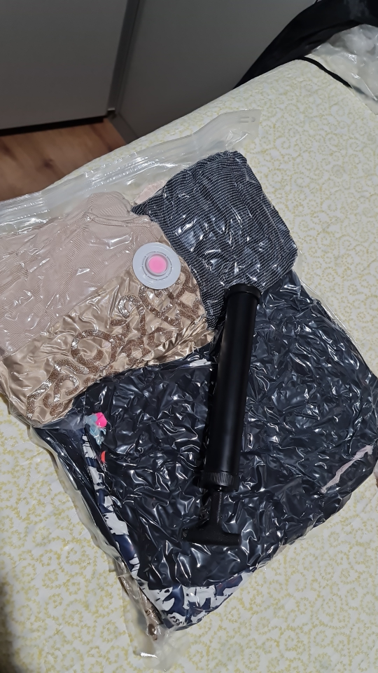 8 units VACUUM bags + vacum pump