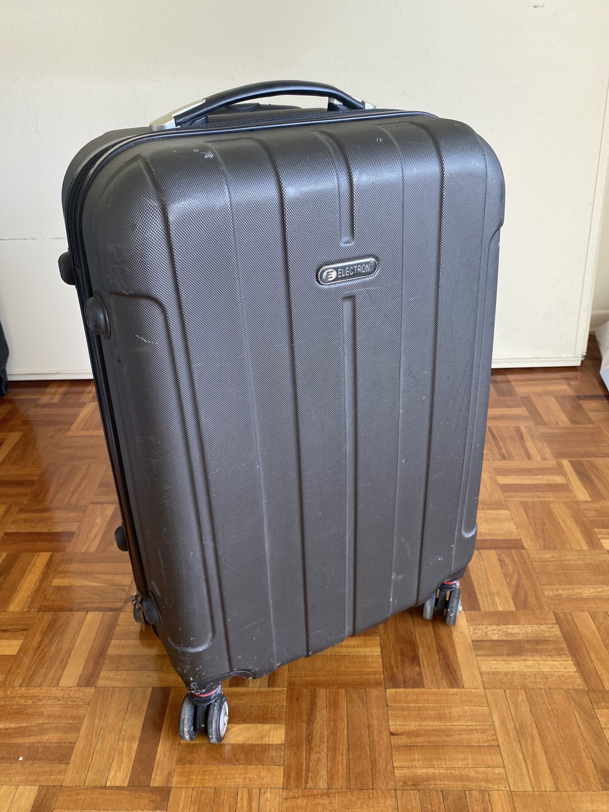 Suitcase (hard shell) - medium size - photo 2